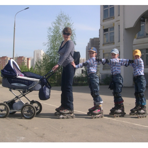 прогулка одняшка в коляске тройня и мама на роликах