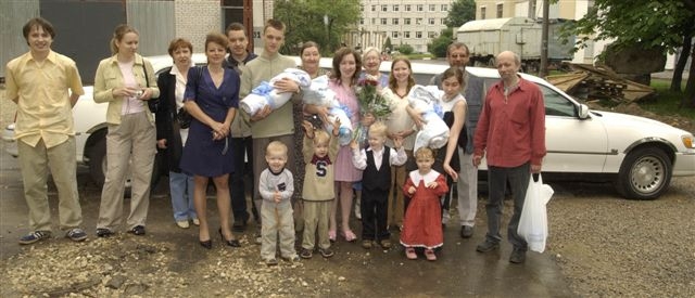 Встреча тройняшек Шалдиных из роддома, май 2005 года.